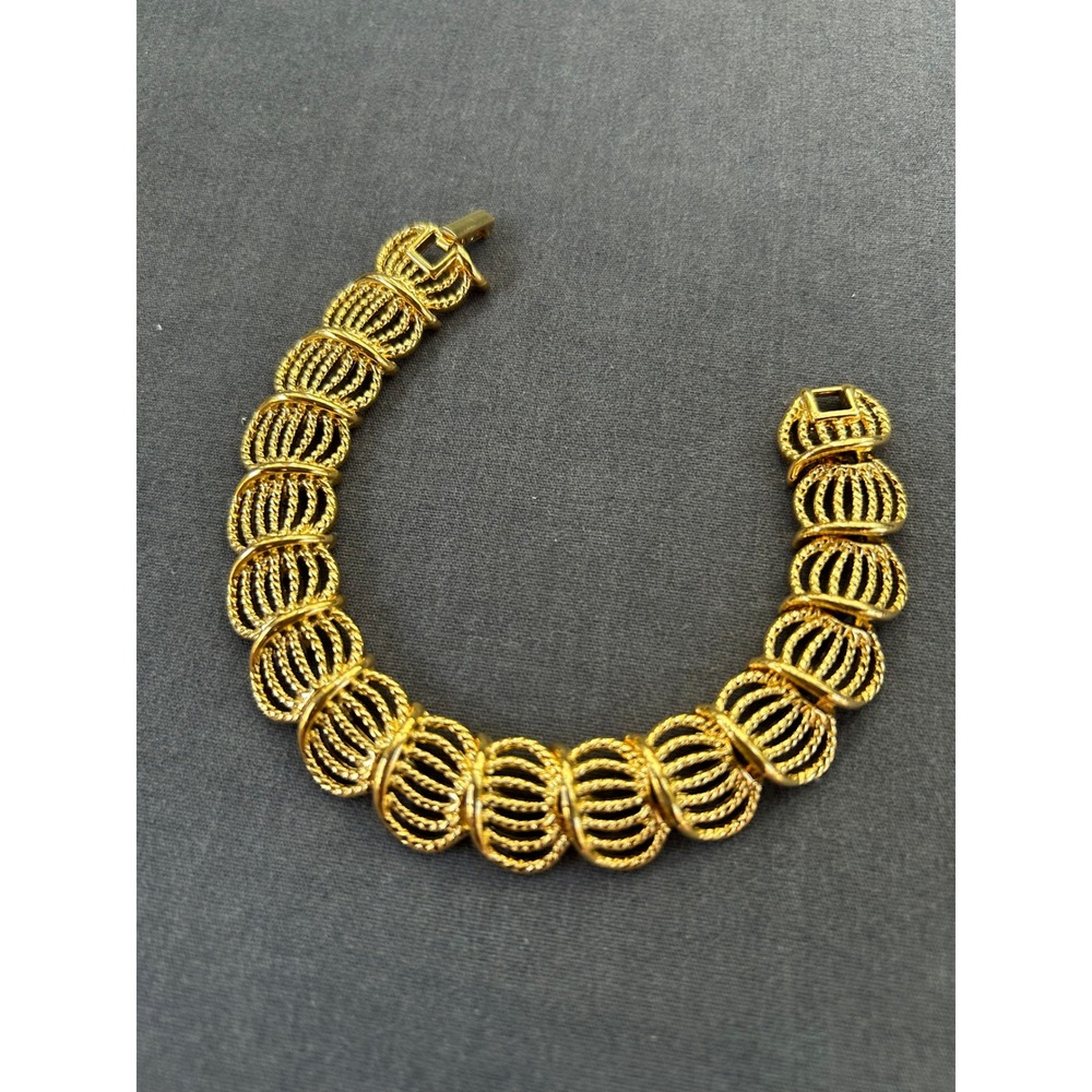 Vintage Trifari Gold Tone Ribbed Tiered Link Bracelet Fold Over Clasp 7.25 Inch
